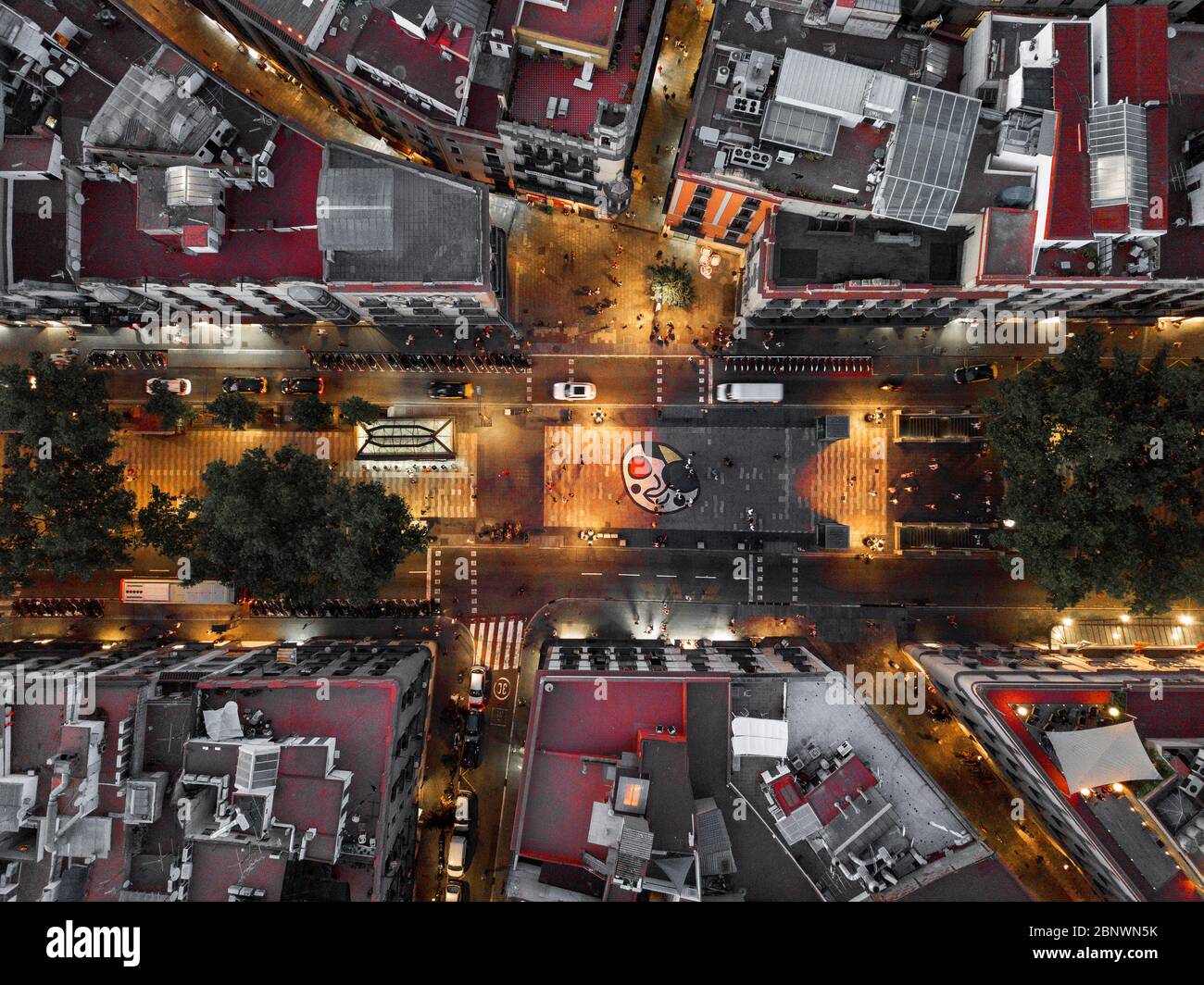 Las Ramblas y miro mosaico vista aérea Barcelona Cataluña España. La Rambla es una calle en el centro de Barcelona. Una calle peatonal arbolada, que str Foto de stock