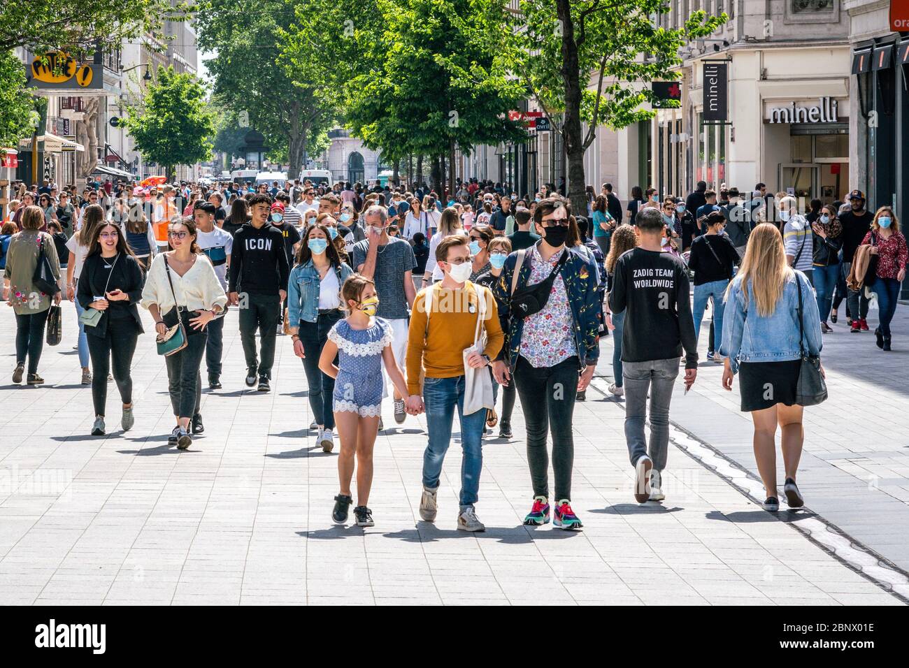 Lyon Francia, 16 de mayo de 2020 : personas que usan máscaras en el primer fin de semana del desencierro en Lyon Francia Foto de stock