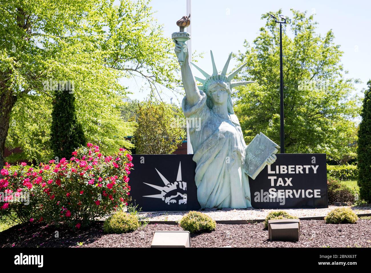 Un cartel con el logotipo fuera de la sede de Franchise Group, Inc, la compañía matriz de Liberty Tax, en Virginia Beach, Virginia el 2 de mayo de 2020. Foto de stock