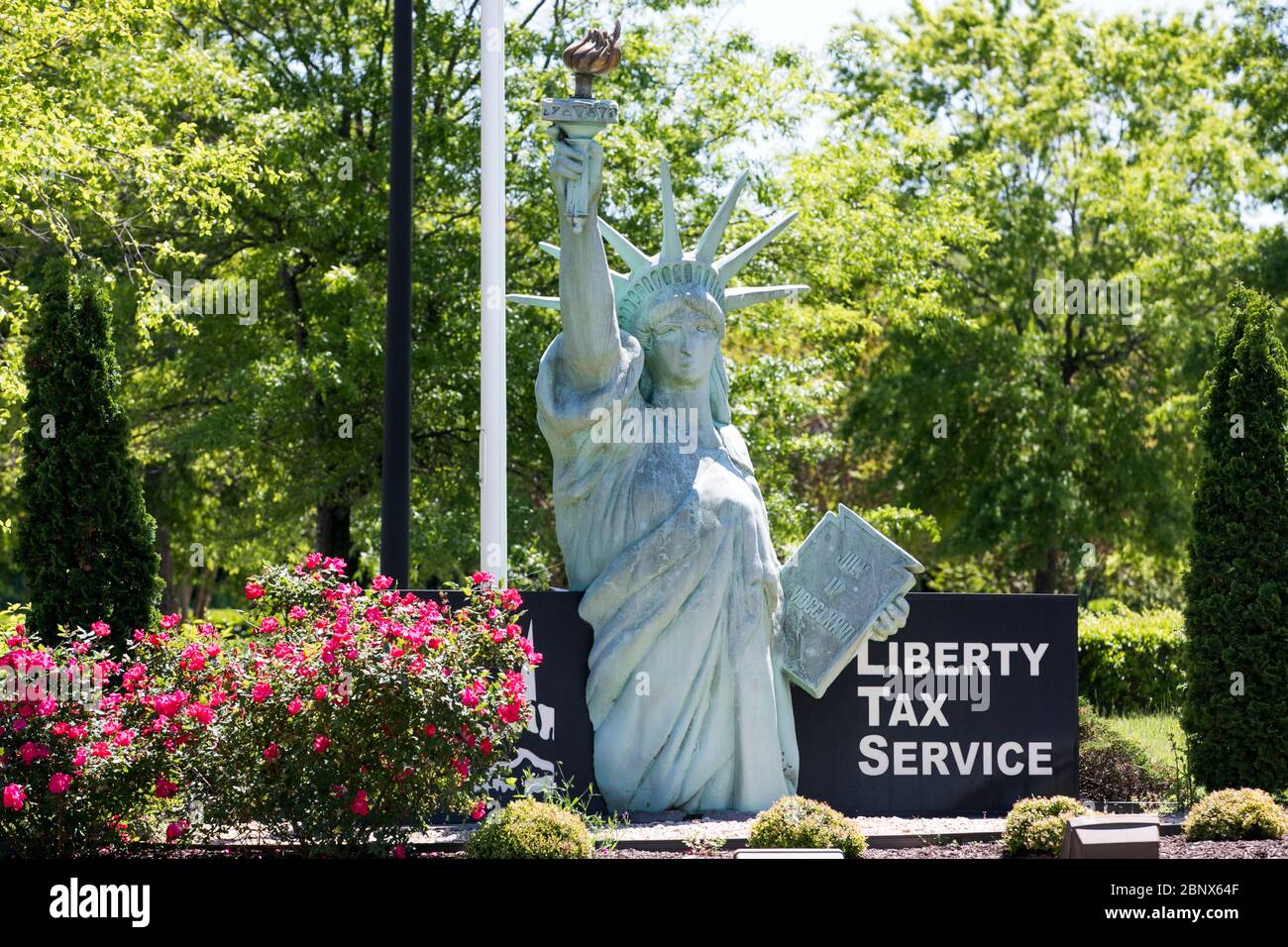 Un cartel con el logotipo fuera de la sede de Franchise Group, Inc, la compañía matriz de Liberty Tax, en Virginia Beach, Virginia el 2 de mayo de 2020. Foto de stock