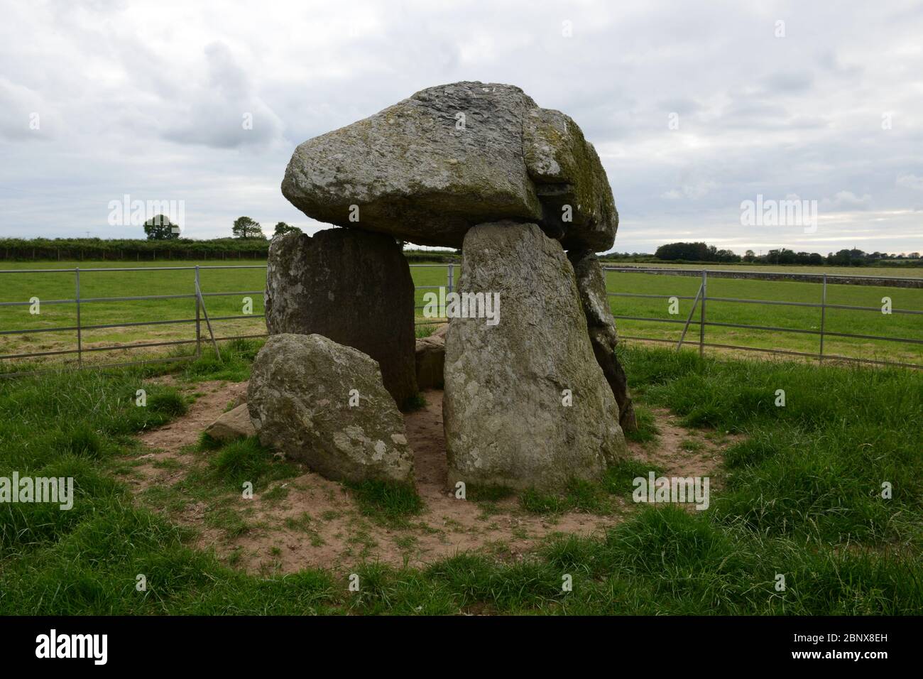 Bodowyr Neolítico Burial Cámara en Llangaffo en la Isla de Anglesey en el norte de Gales se compone de 5 piedras Foto de stock
