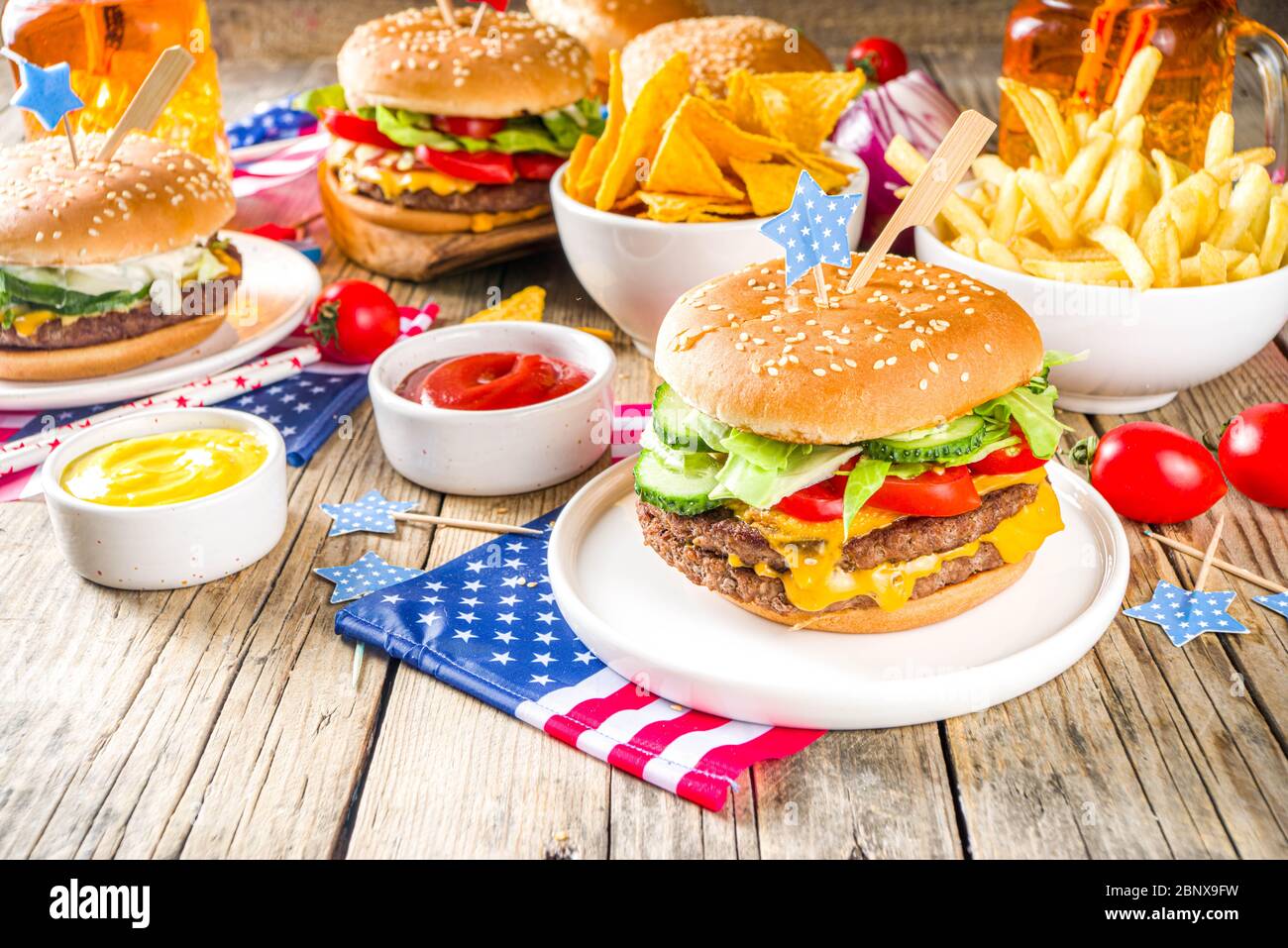 Celebrando el día de la Independencia, 4 de julio. Tradicional día de los Caídos Americanos picnic Patriótico con hamburguesas, papas fritas y bocadillos, picnic de verano de EE.UU. Y. Foto de stock