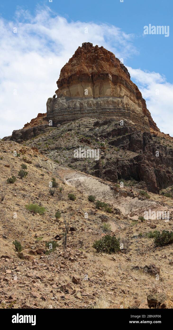 Cerro Castellan (Pico Castolon) - capas en esta torre son de varios flujos de lava y tuffs volcánicos (depósitos de cenizas) con capas de grava y arcilla Be Foto de stock