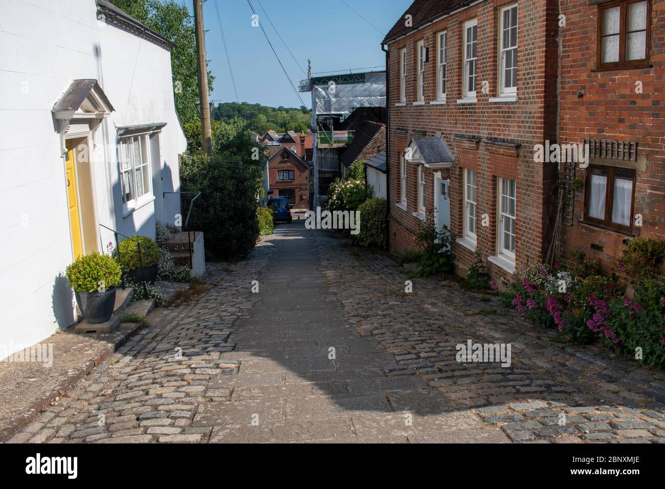 Arundel, West Sussex, Reino Unido, 15 de mayo de 2020. Antigua calle adoquinada en la histórica ciudad de Arundel. Foto de stock