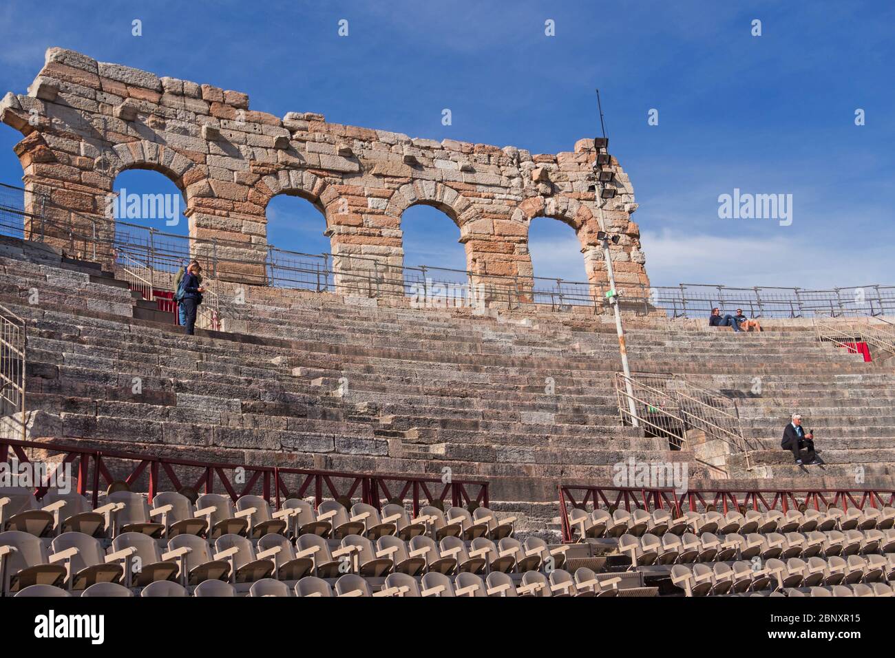 VERONA, ITALIA - 15 de mayo de 2019: la gente en la arena de Verona, en Verona, Italia.La Arena de Verona es un anfiteatro romano en la Piazza Bra Foto de stock