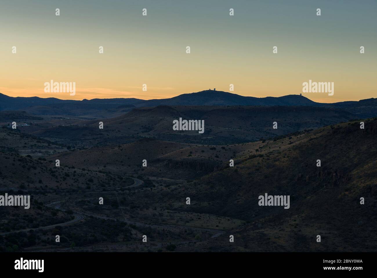 Vista de las colinas onduladas del Parque Estatal Davis Mountains y el observatorio McDonald al atardecer, Texas Occidental, Estados Unidos Foto de stock