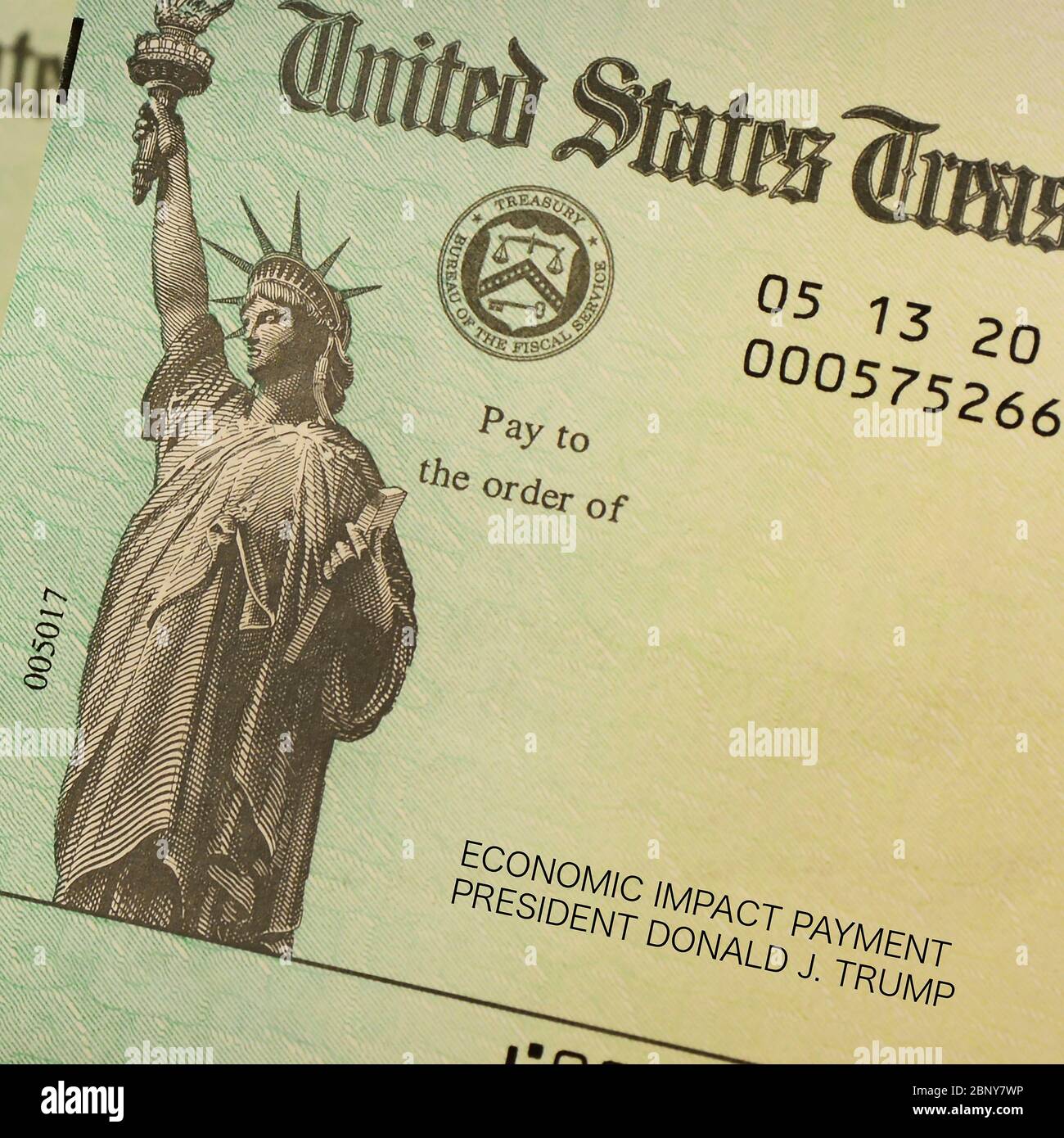 Un primer plano de un cheque del Tesoro de Estados Unidos, pago por impacto económico del presidente Donald Trump, no se le hizo pagar a nadie Foto de stock