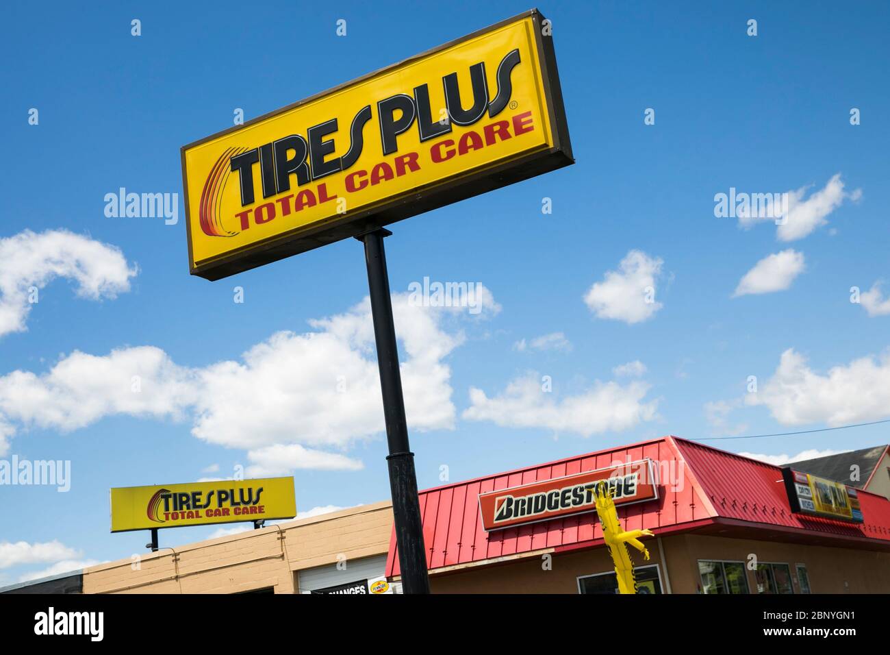 Un cartel con el logotipo fuera de una tienda de venta al por menor de Tyres Plus en Harrisburg, Pensilvania el 4 de mayo de 2020. Foto de stock