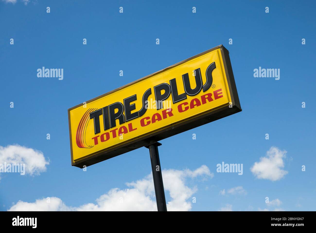 Un cartel con el logotipo fuera de una tienda de venta al por menor de Tyres Plus en Harrisburg, Pensilvania el 4 de mayo de 2020. Foto de stock