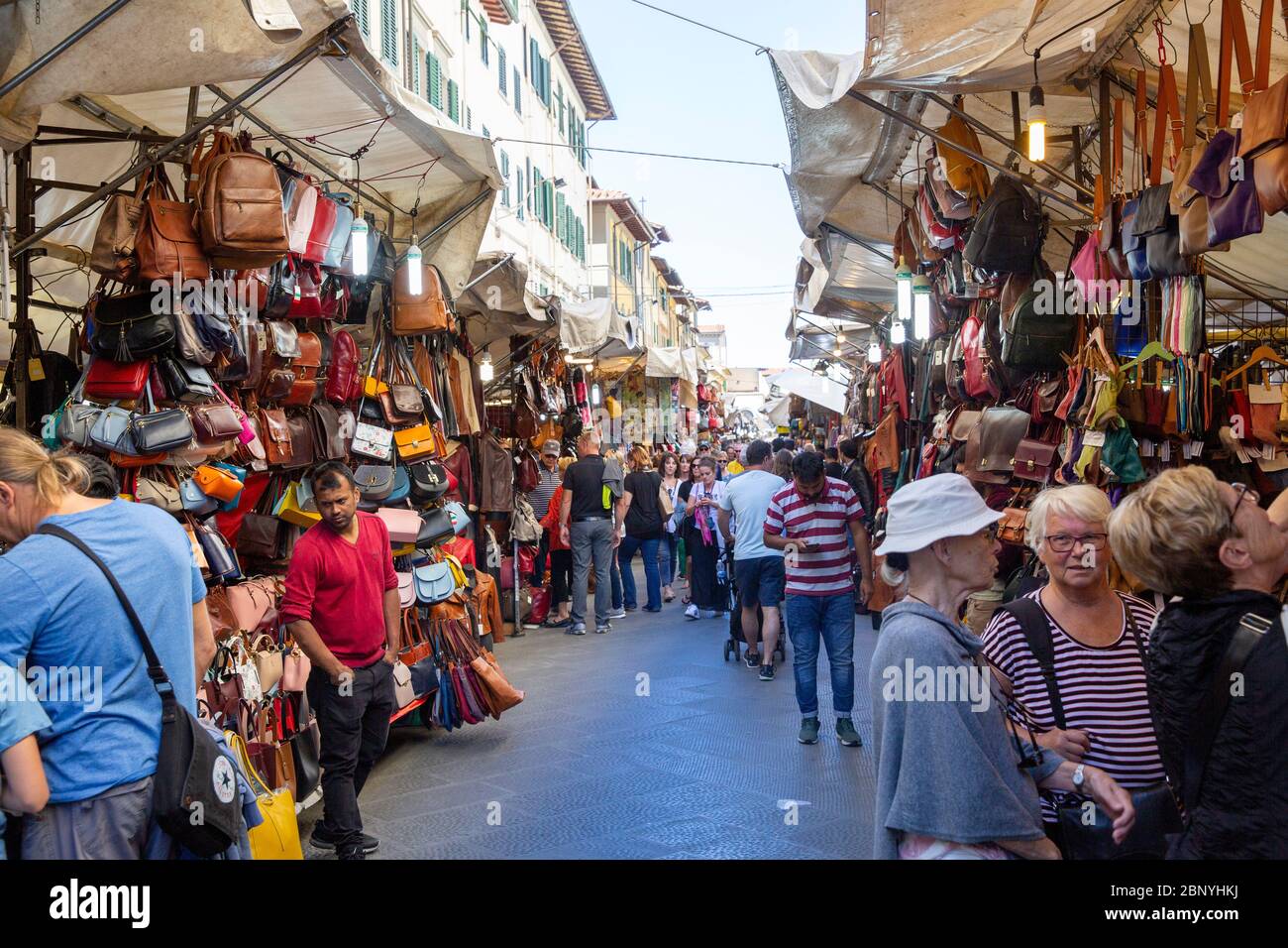 Bolsas de cuero en venta en puestos en el mercado de San Lorenzo, en el  centro de Florencia, Toscana, Italia Fotografía de stock - Alamy