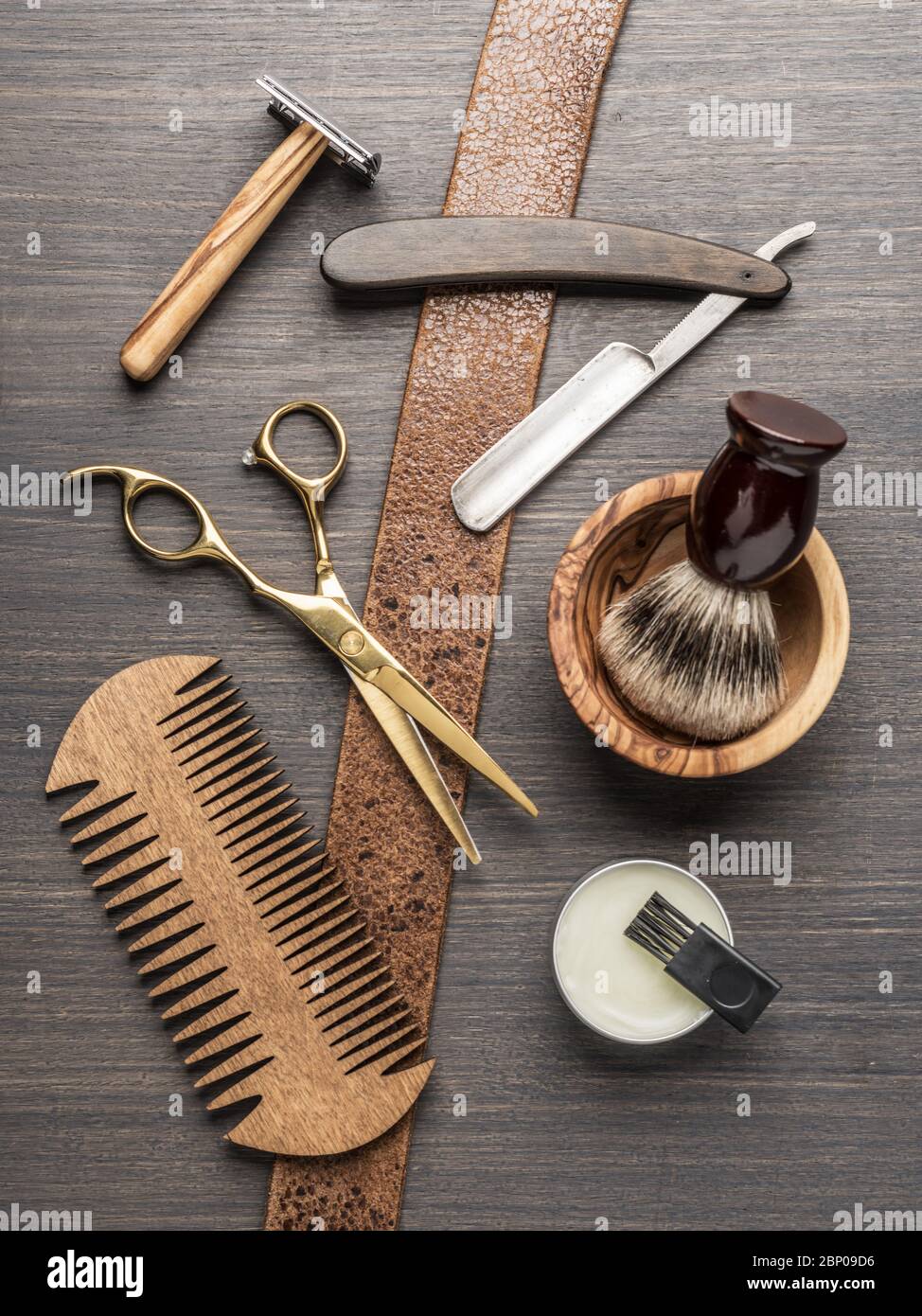 Herramientas clásicas de peluquería y arreglo personal sobre fondo de  madera. Vista superior de los instrumentos de barbería sobre una mesa de  madera oscura Fotografía de stock - Alamy