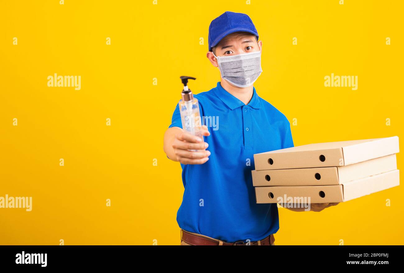 El joven hombre de parto asiático en azul uniforme con El joven hombre de parto asiático en azul uniforme con
