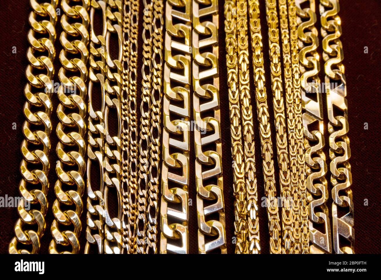 Una colección de de cadenas de pesadas Fotografía de stock - Alamy