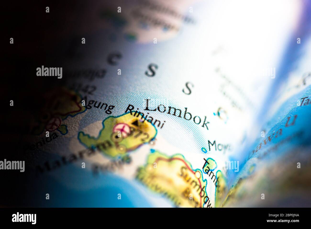 Profundidad reducida del campo se centra en la ubicación del mapa geográfico de la isla Lombok en Indonesia continente asiático en el atlas Foto de stock