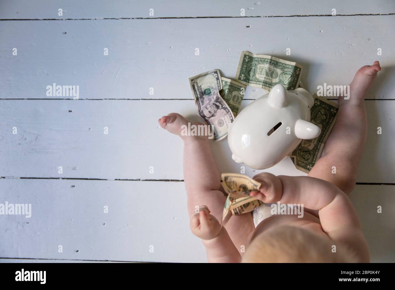 Los niños ahorran dinero para la educación. Vista aérea del bebé con banco de pigmeo Foto de stock