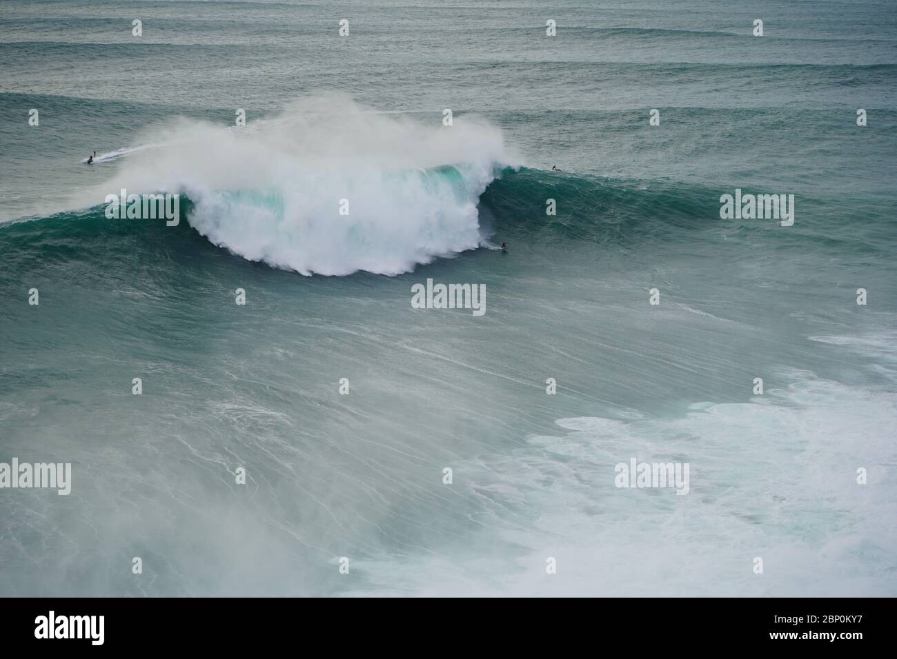 Gran ola en Nazare, Portugal. Lugar único con las olas más grandes del