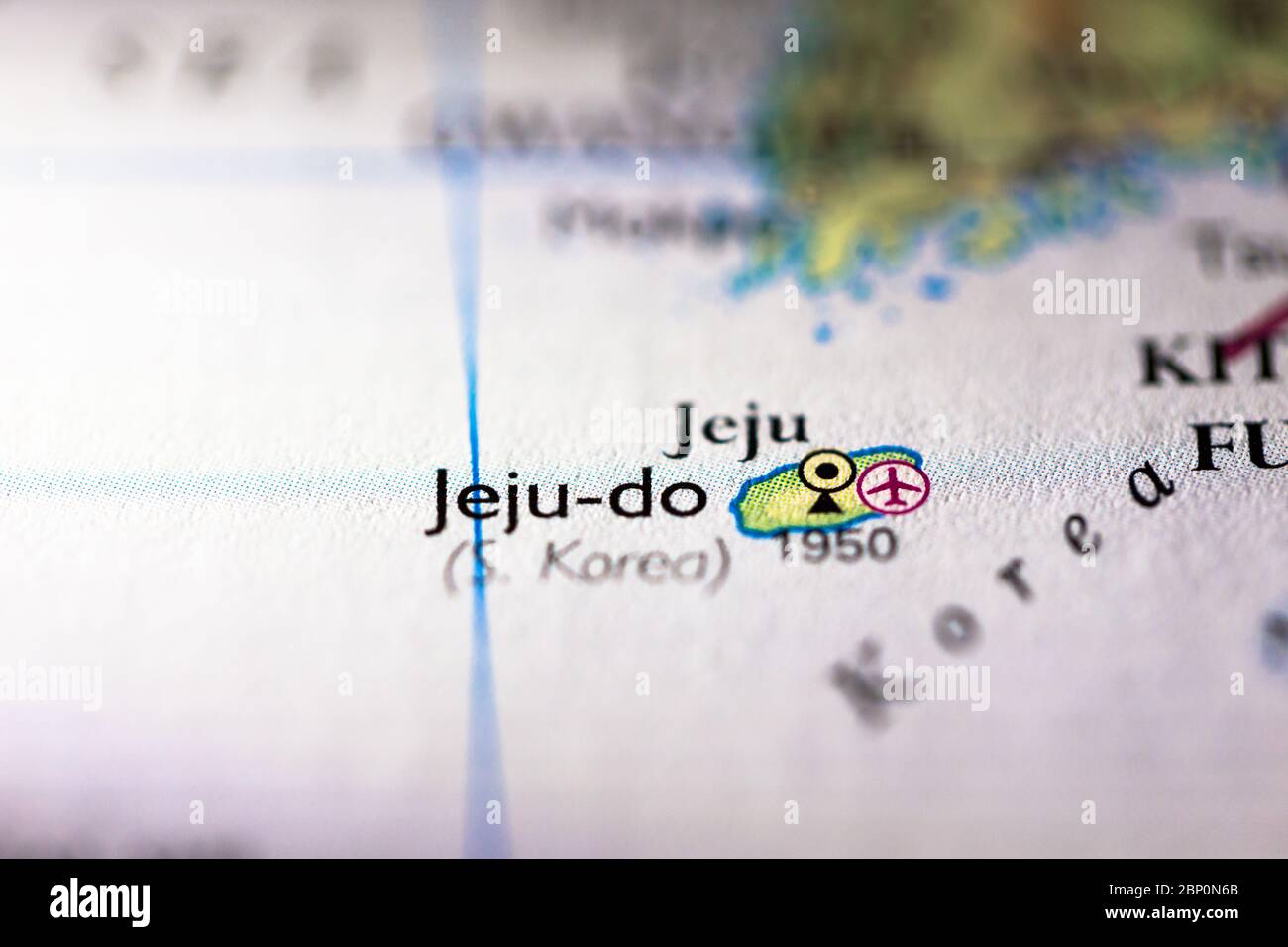 Profundidad de campo reducida se centra en la ubicación del mapa geográfico de la isla de Jeju en el continente asiático de Corea del Sur en el atlas Foto de stock