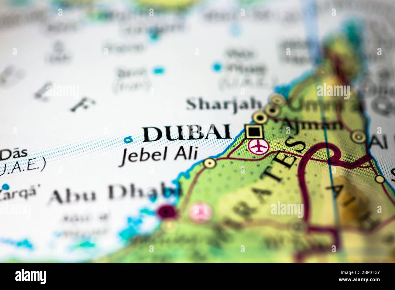 Profundidad de campo reducida se centra en la ubicación del mapa geográfico de la ciudad de Dubai en el continente asiático de los Emiratos Árabes Unidos en el atlas Foto de stock