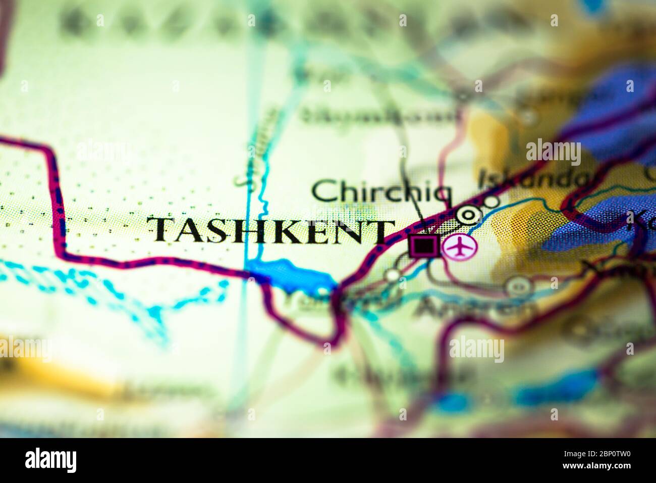 Profundidad reducida del campo se centra en la ubicación del mapa geográfico de la ciudad de Tashkent Toshkent en Uzbekistán continente asiático en el atlas Foto de stock
