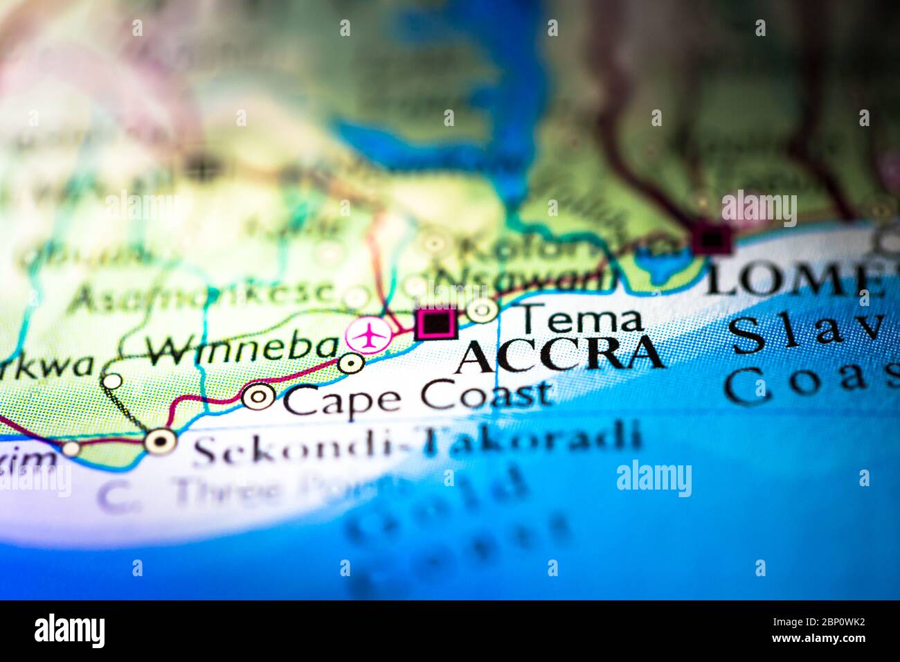 Profundidad reducida del campo se centra en la ubicación del mapa geográfico de Accra, ciudad de Ankara, en Ghana, continente africano, en el atlas Foto de stock