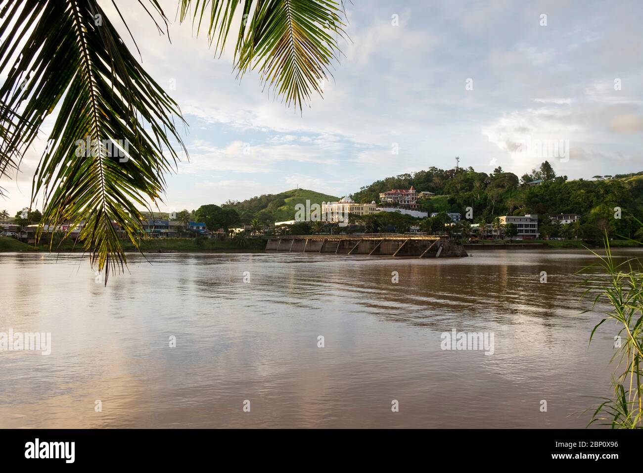 Vista a través del río Sigatoka hacia la ciudad de Singatoka, Fiji. Foto de stock