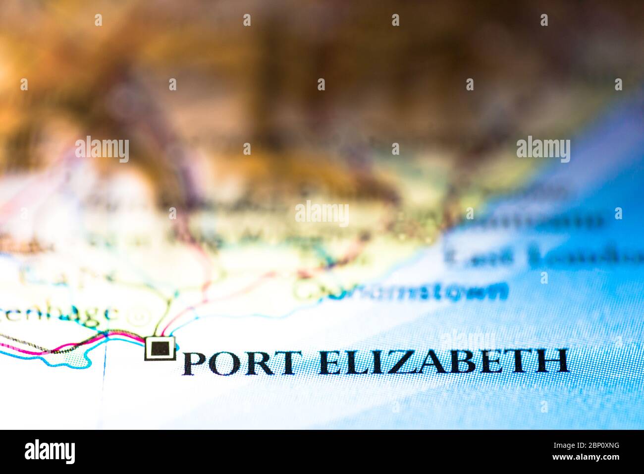 Profundidad de campo reducida se centra en la ubicación del mapa geográfico de la ciudad de Port Elizabeth en el continente de Sudáfrica en el atlas Foto de stock