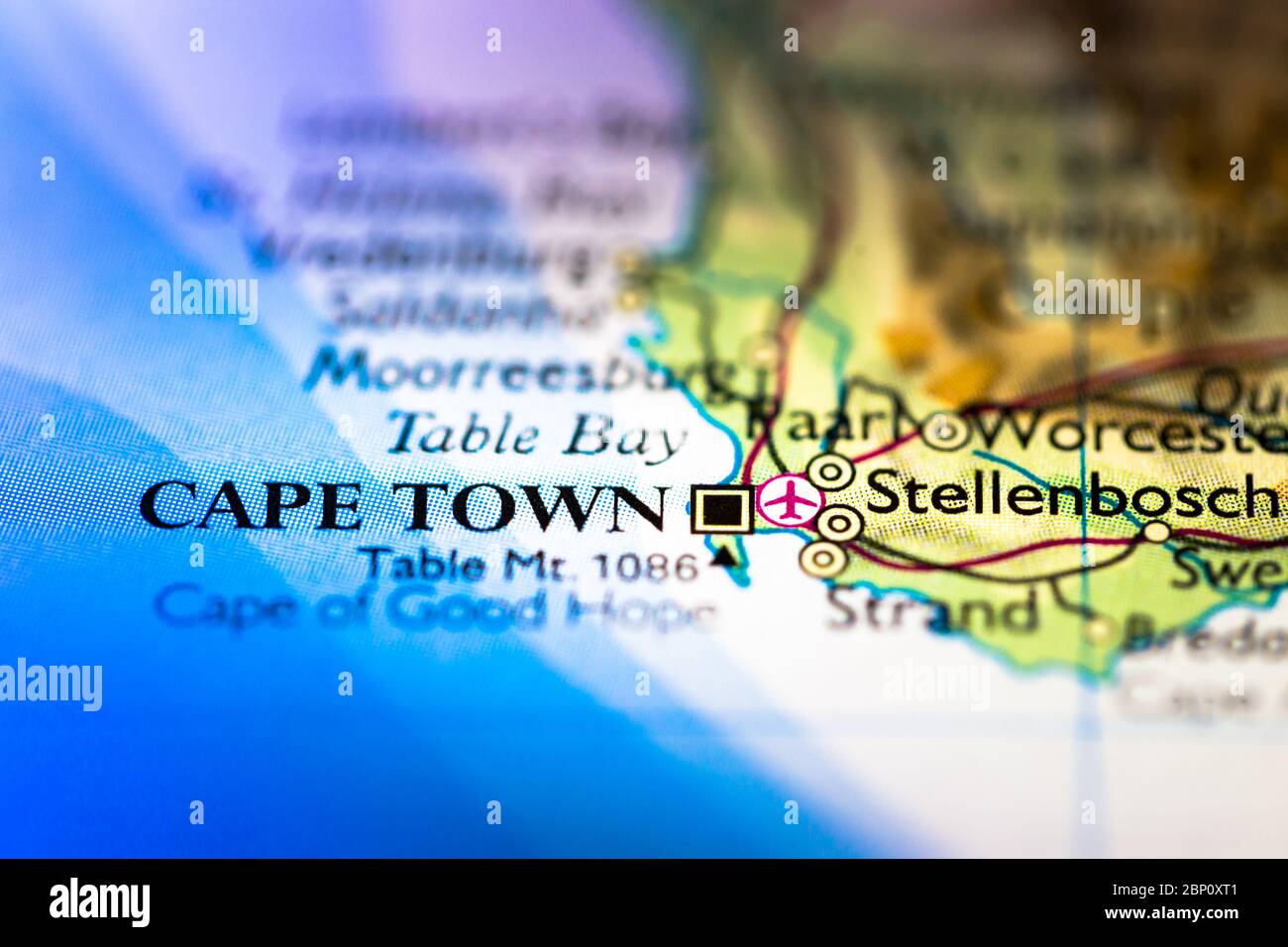 Profundidad de campo reducida se centra en la ubicación del mapa geográfico de Ciudad del Cabo en Sudáfrica continente africano en atlas Foto de stock