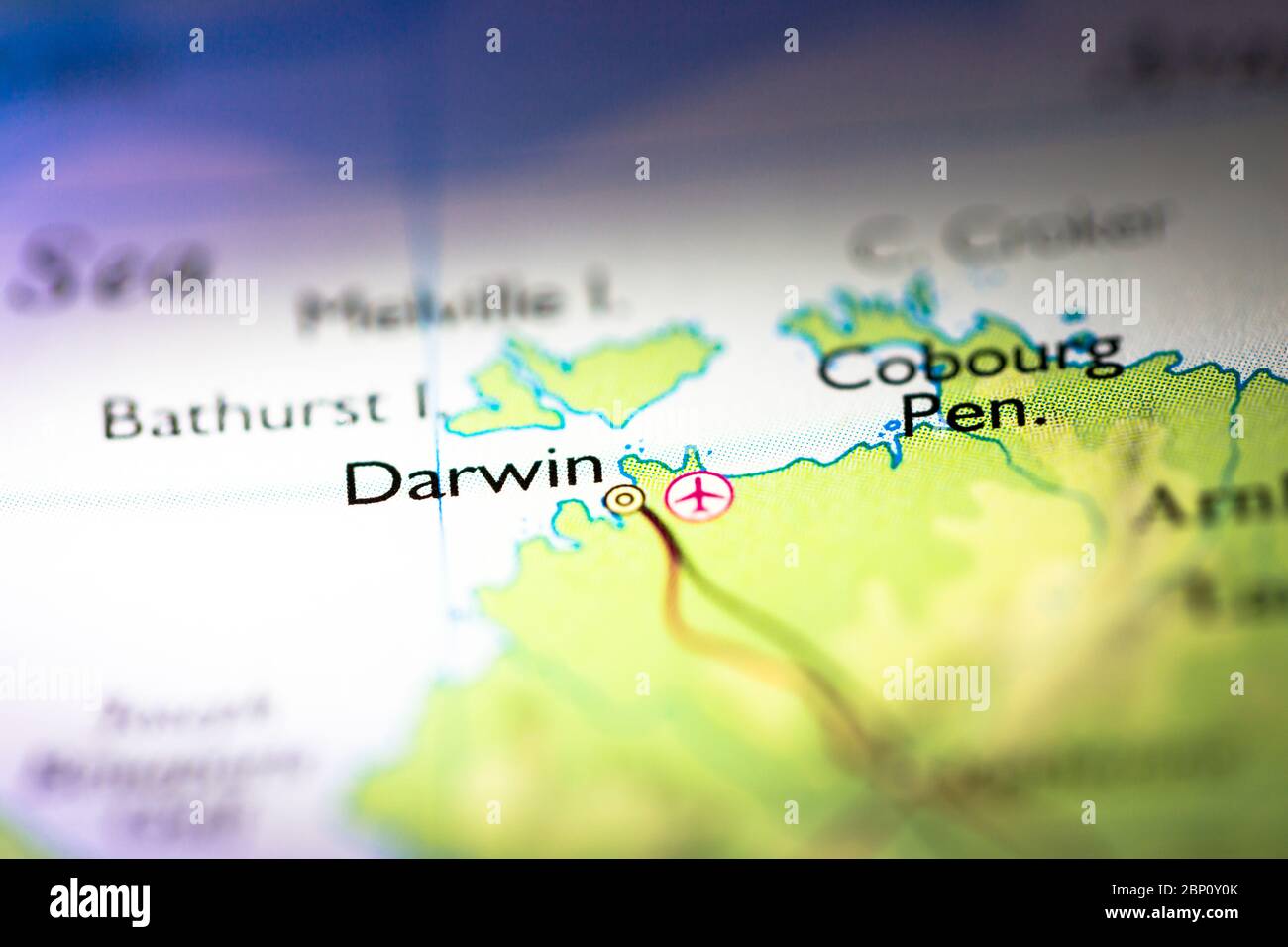 Profundidad de campo reducida se centra en la ubicación geográfica del mapa de la ciudad de Darwin en Australia continente Australasia en el atlas Foto de stock