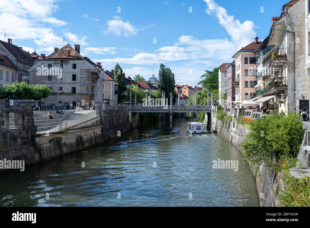 Río Ljubljana en la ciudad más grande de Eslovenia y un montón de edificios históricos en el centro de la ciudad. Junio 2019 Foto de stock