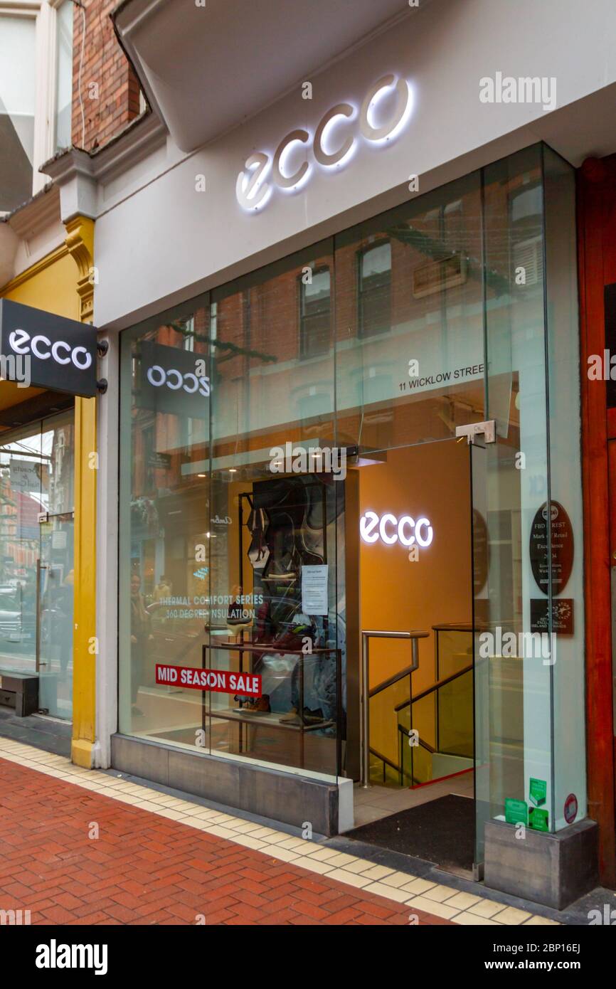 'ECCO' zapato de la tienda en el centro de Dublín venta de zapatos calzado. Tienda de vidrio con pantalla y cartel de venta. Irlanda Foto de stock