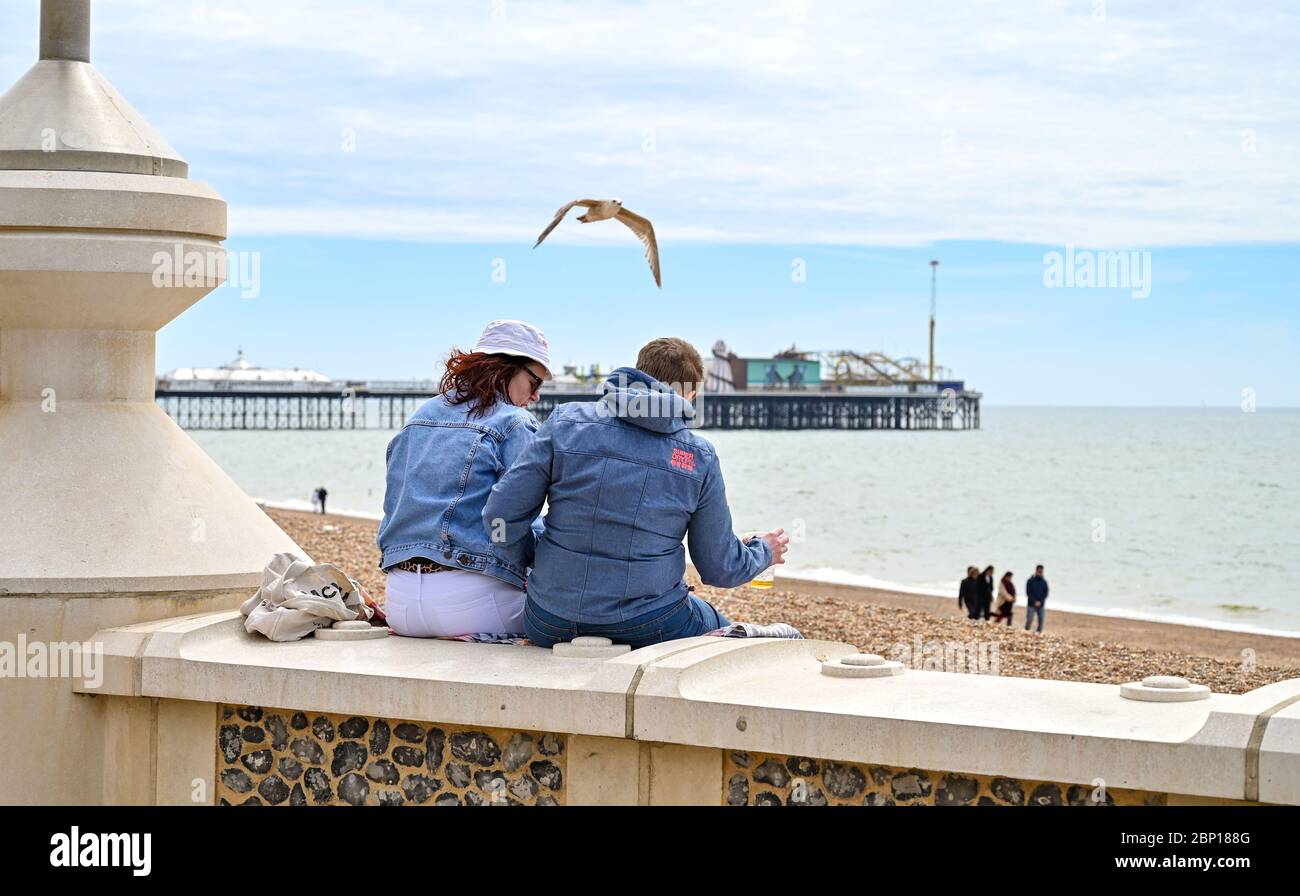 Brighton Reino Unido 17 de mayo de 2020 - la playa de Brighton y el paseo marítimo son bastante tranquilas a la hora de comer en un día cálido con una mezcla de sol y nubes en el primer fin de semana después de los gobiernos una ligera relajación de las restricciones de cierre en Inglaterra durante la pandemia de coronavirus COVID-19 . Crédito: Simon Dack / Alamy Live News Foto de stock