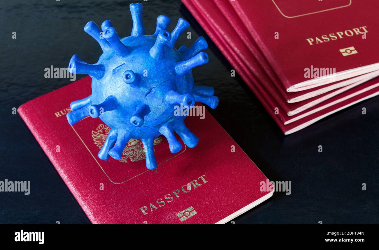 Concepto de pandemia y viaje de coronavirus COVID-19, modelo de nuevo virus corona en pasaporte turístico, restricciones para el turismo debido al SARS-CoV-2 coronavi Foto de stock