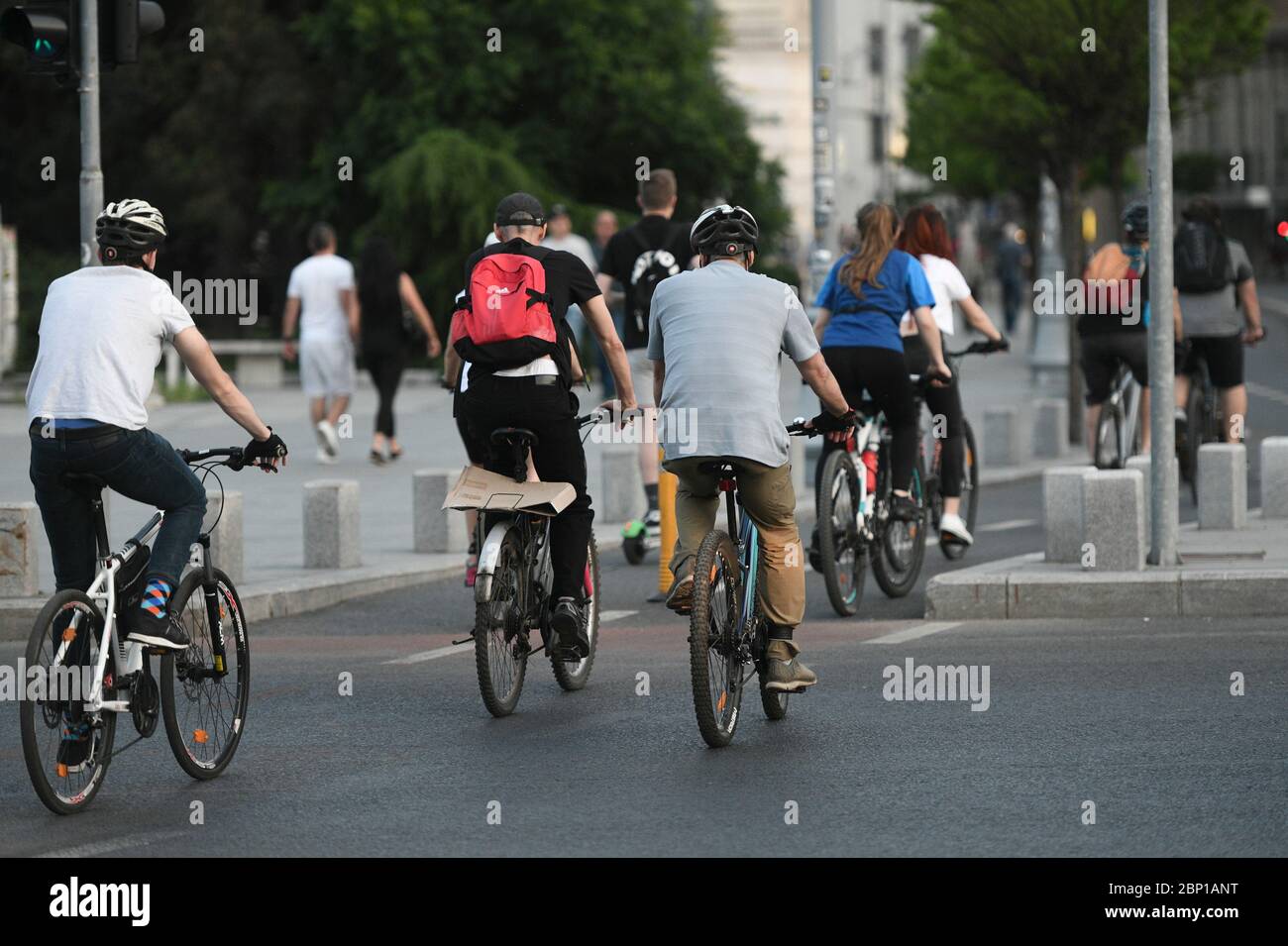 Bucarest, Rumania - 16 de mayo de 2020: Ciclistas en Calea Victoriei en el segundo día de alerta causada por la pandemia de COVID-19 Foto de stock