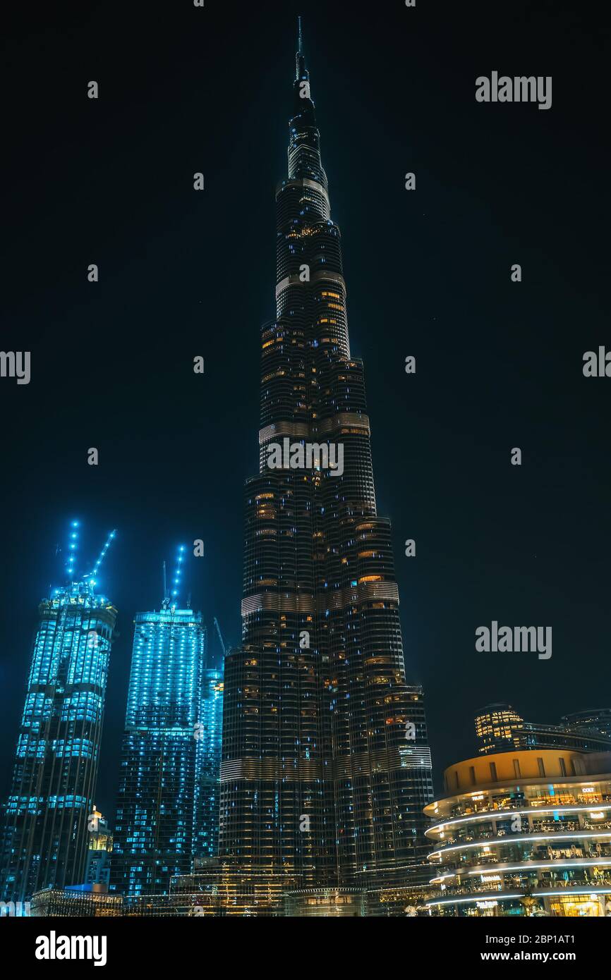 DUBAI, EMIRATOS ÁRABES UNIDOS - Febrero 2020 : Torre Burj Khalifa por la noche. Torre más alta del mundo. Foto de stock