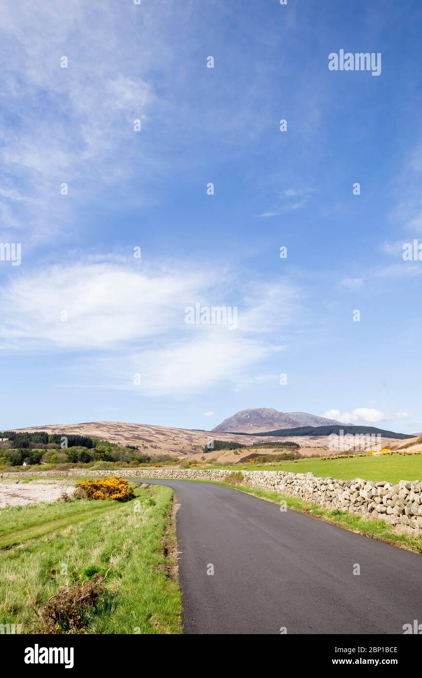 Carretera abierta en Arran en Escocia Foto de stock