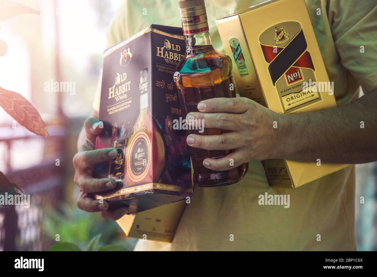 Nueva Delhi, India - 16 DE MAYO de 2020 : sin identificar cierre de mano hombre sosteniendo botella de licor de whisky durante el cierre de Covid-19 mientras se va después de comprar Foto de stock
