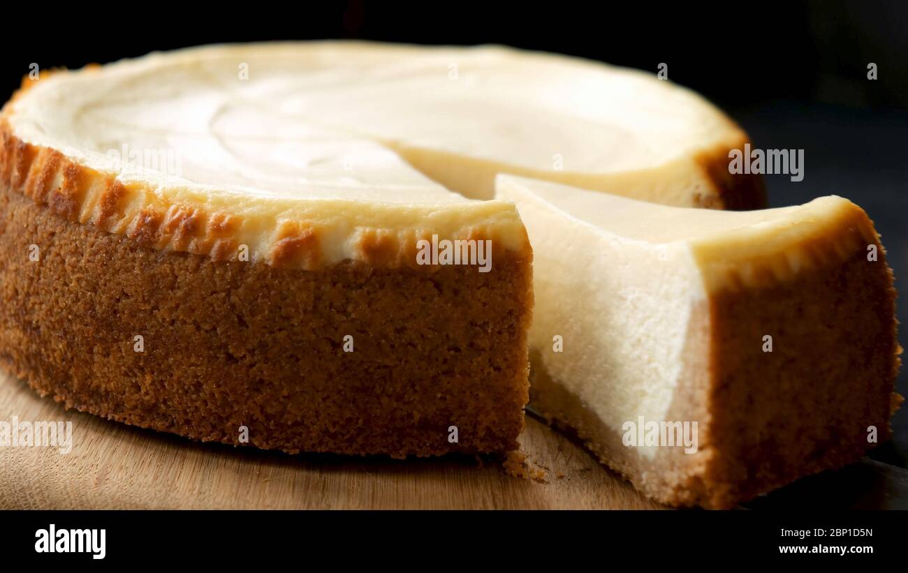 Tarta de queso clásica de Nueva York con corte de corte. Vista de primer plano Foto de stock