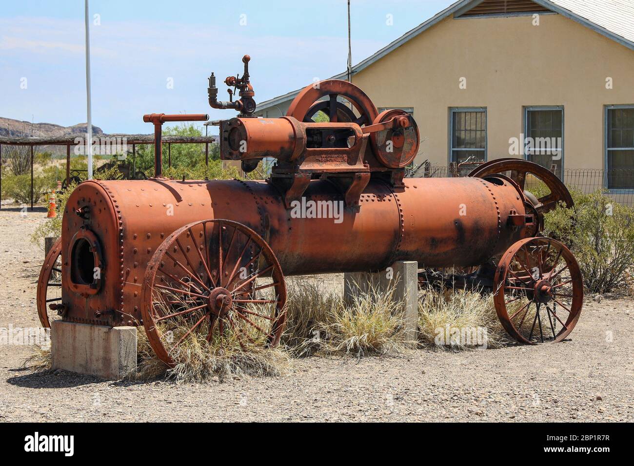 Bomba de riego Brownell abandonada una vez utilizada en apoyo de la agricultura en el área de Castolon del Parque Nacional Big Bend, Texas Foto de stock