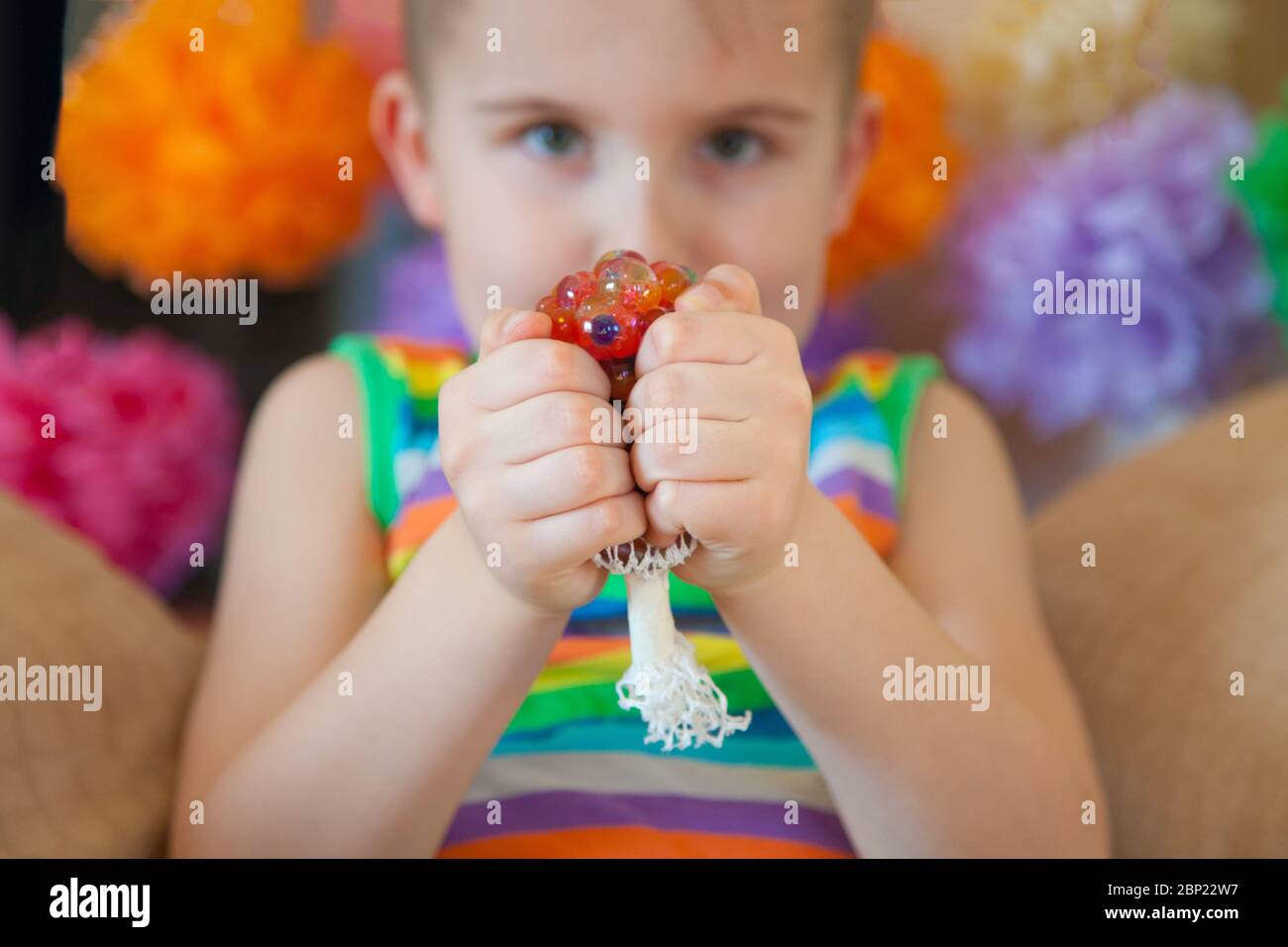 Niño con bola antiestrés Fotografía de stock - Alamy