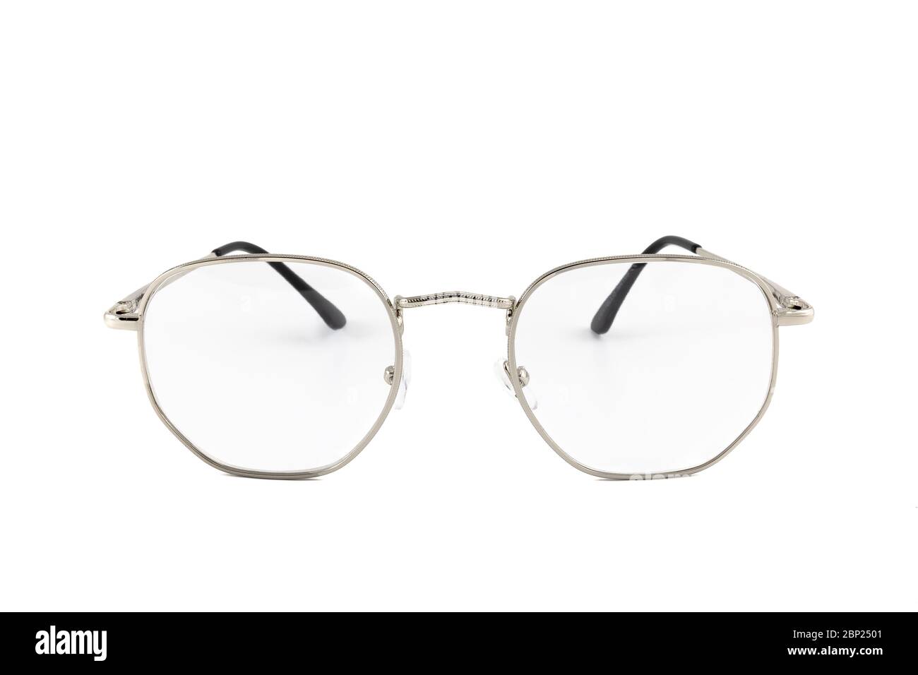 Gafas de lectura estilo urbano con lente transparente y marco rectangular  delgado de plata, aislado sobre fondo blanco, vista frontal Fotografía de  stock - Alamy