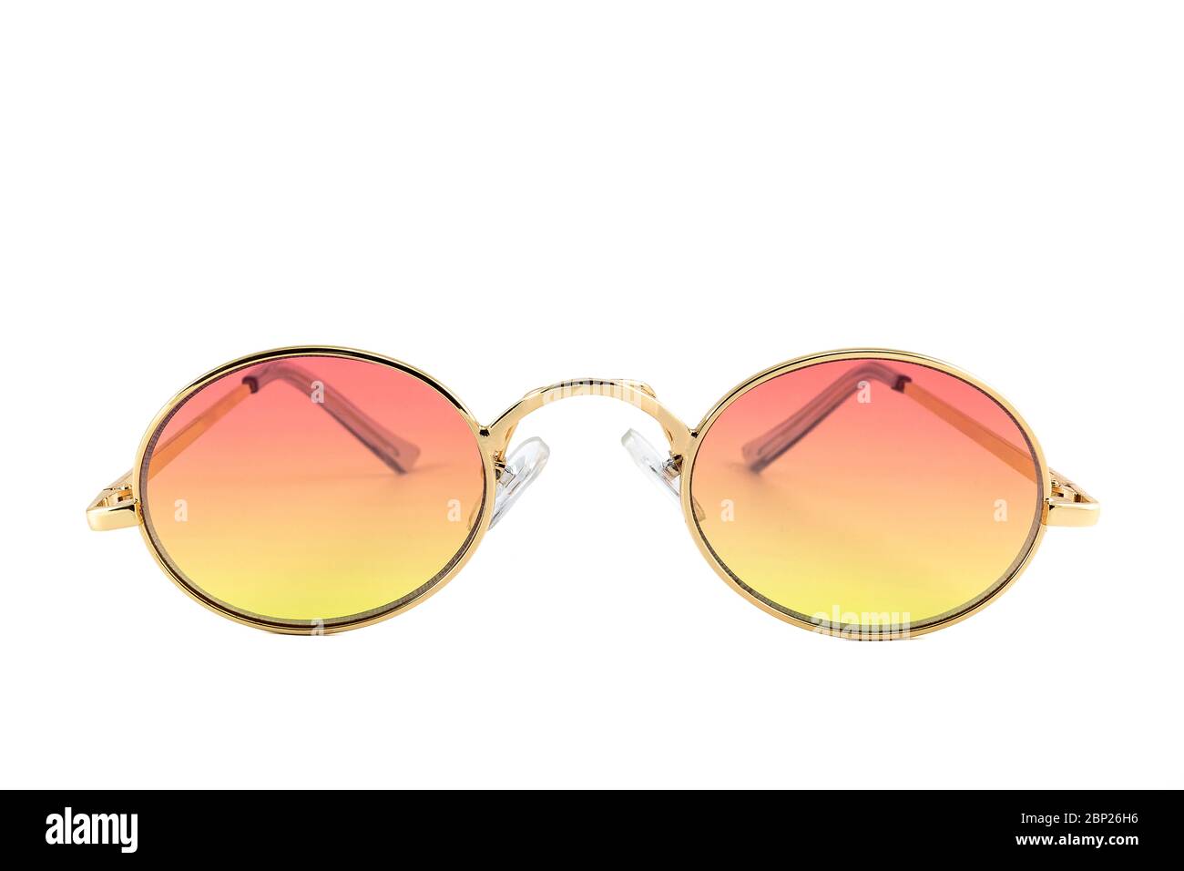 Gafas de sol vintage con forma ovalada envuelta en oro alrededor de marcos  y lentes de gradiente naranja, aisladas sobre fondo blanco, vista frontal  Fotografía de stock - Alamy
