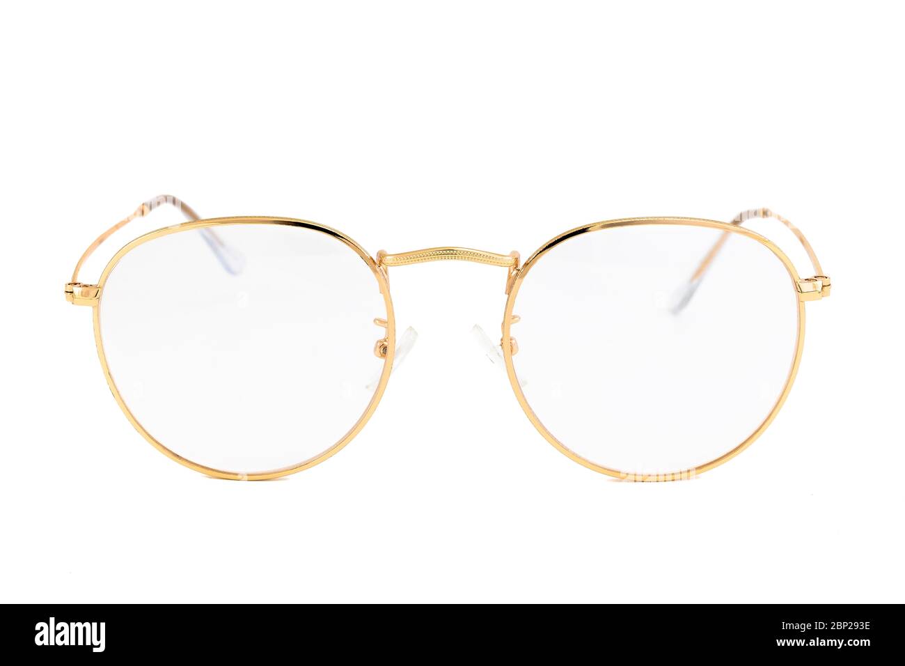 Gafas de lectura estilo urbano con lentes transparentes y envuelta en oro  alrededor de marcos ovalados, aisladas sobre fondo blanco, vista frontal  Fotografía de stock - Alamy