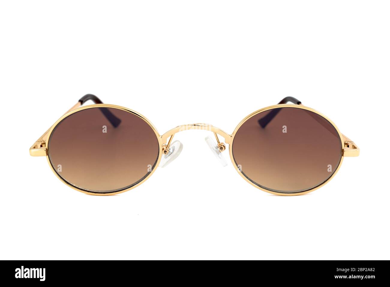Gafas de sol vintage con pequeño ovalado en forma de oro envuelven los  marcos y lentes de gradiente marrón, aisladas sobre fondo blanco, vista  frontal Fotografía de stock - Alamy