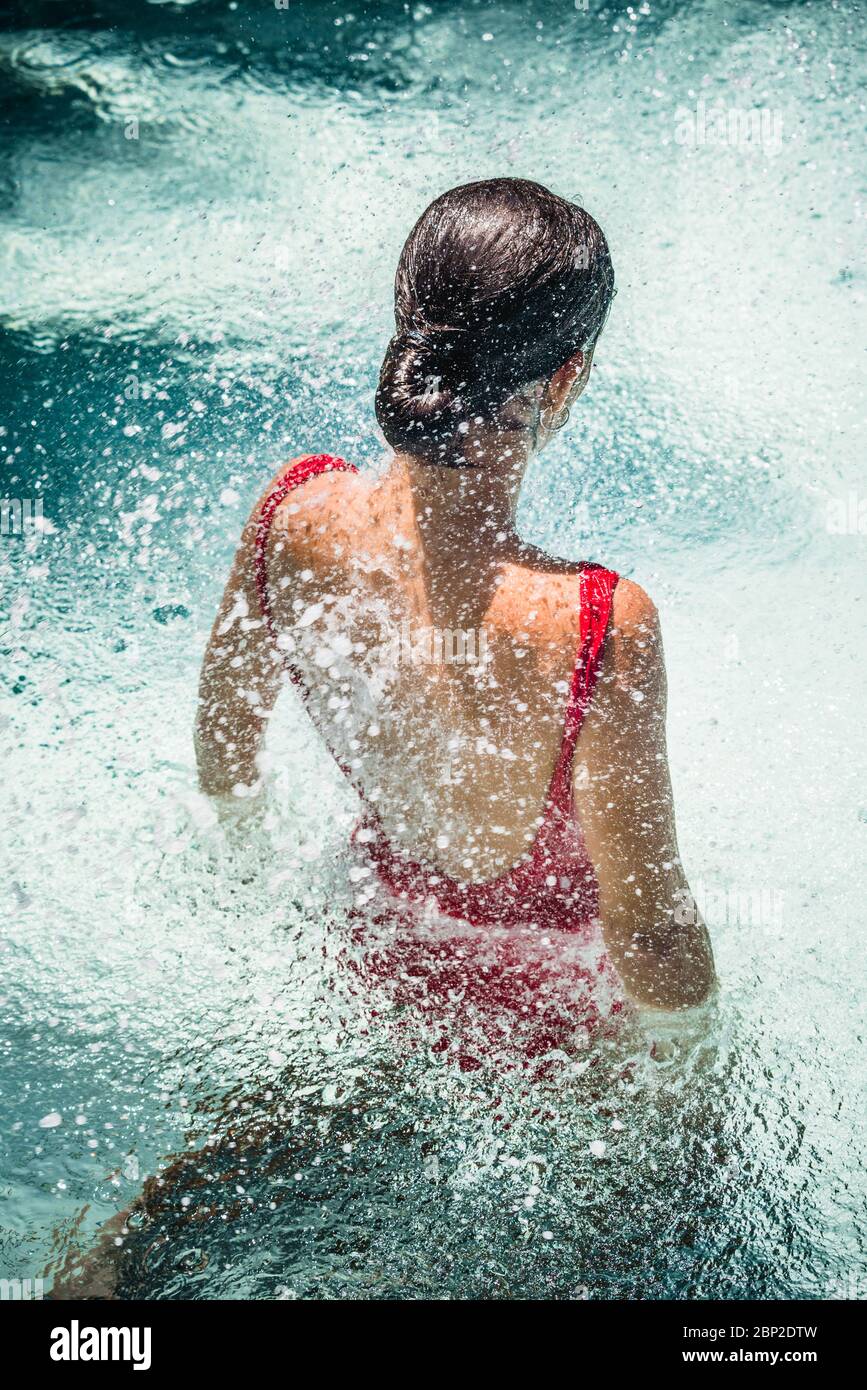 Mujer en la piscina de hidromasaje. Foto de stock