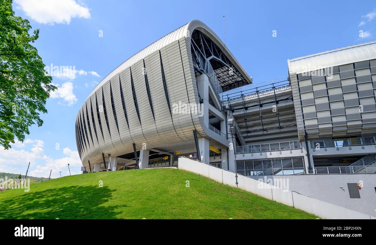 Detalle de un estadio futurista moderno con forma de blob orgánico donde se celebran deportes y otros tipos de eventos con láminas de metal perforadas Foto de stock