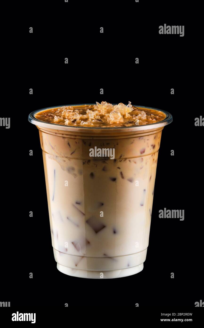 Café con hielo en taza de llevar aislado sobre fondo negro Foto de stock