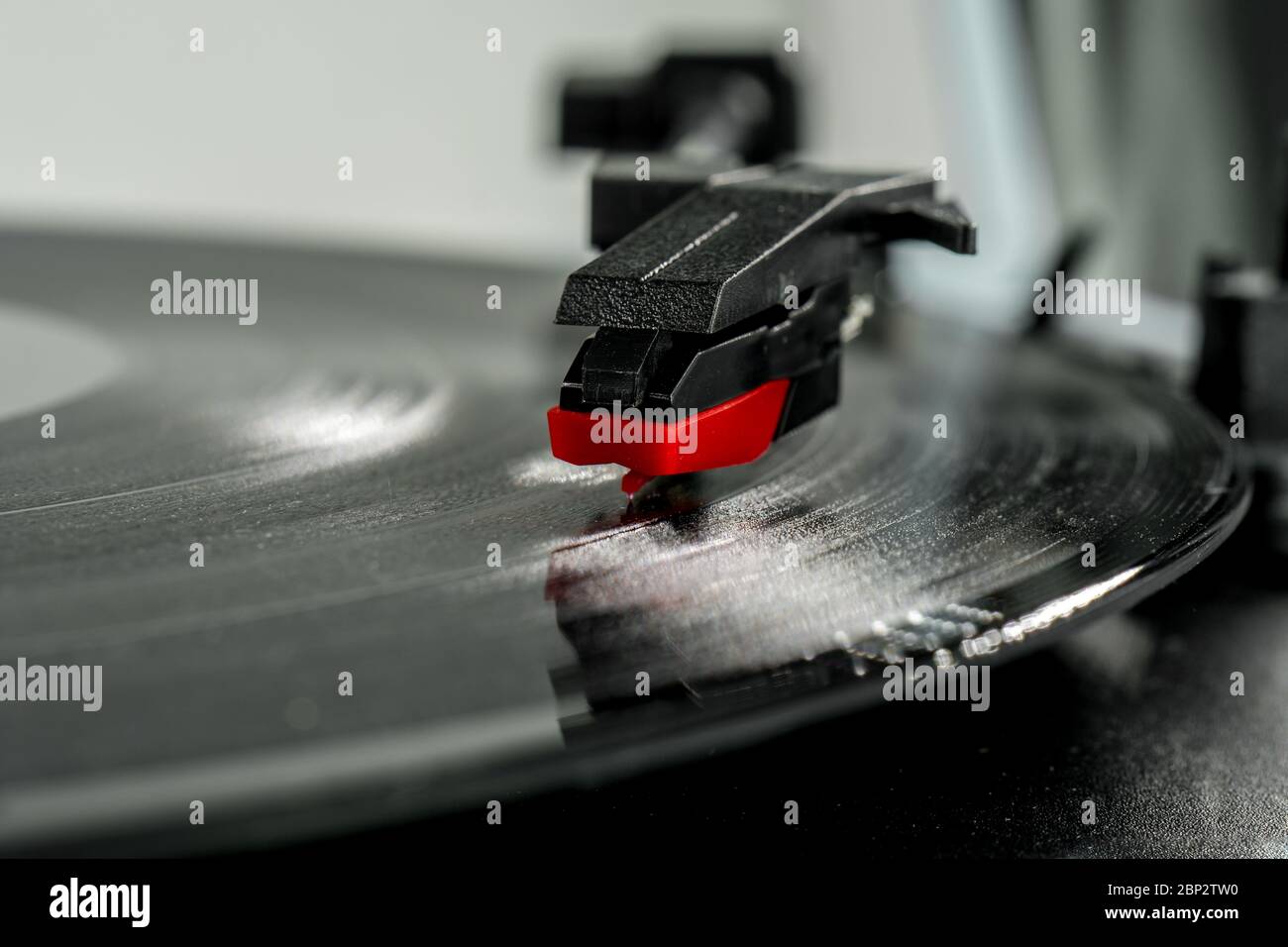 tocadiscos macro detalle, aguja leyendo el vinilo. Viejo lápiz óptico de un  reproductor de discos en rotación, vintage Fotografía de stock - Alamy