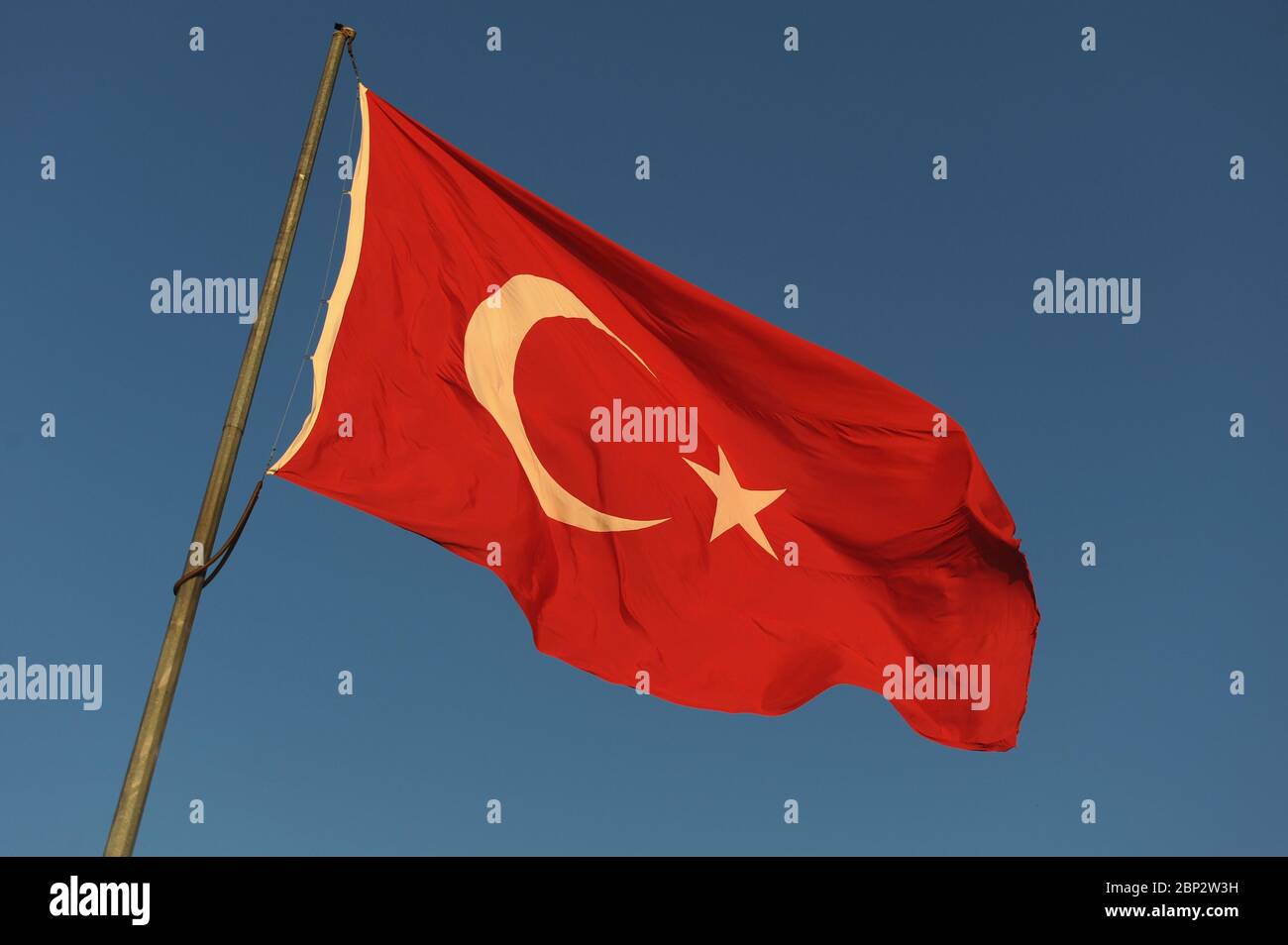 Bandera turca contra un cielo azul Foto de stock