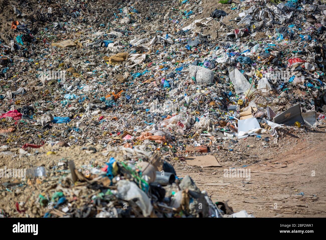 Concepto de contaminación basura amontonada en basura, basurero o vertedero, desechos de la casa, advertencia global Foto de stock