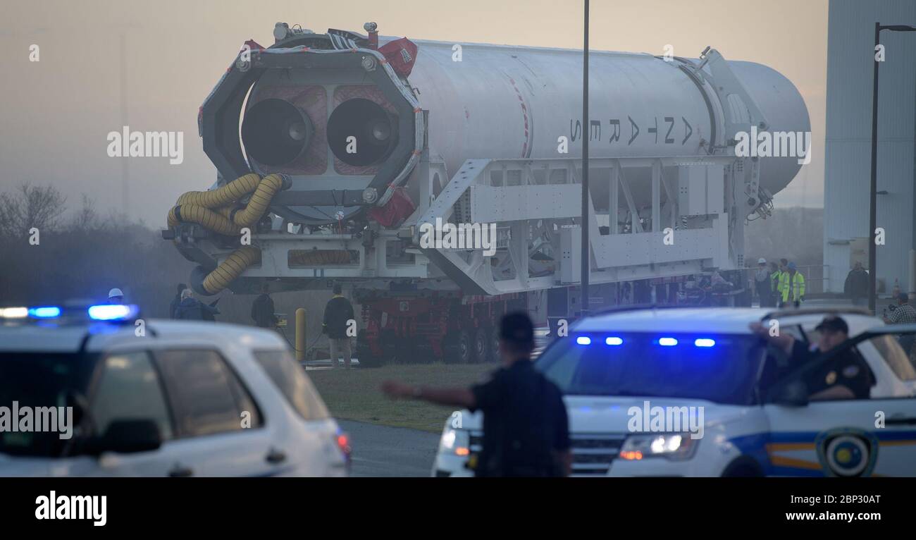 Despliegue de Northrop Grumman Antares CRS-11 UN cohete Northrop Grumman Antares se ve mientras se lanza a Pad-0A, lunes, 15 de abril de 2019 en el Centro de Vuelo Wallops de la NASA en Virginia. La 11ª misión contratada de Northrop Grumman para el reabastecimiento de carga con la NASA a la Estación Espacial Internacional entregará unas 7,600 libras de ciencia e investigación, suministros para la tripulación y equipo para vehículos al laboratorio orbital y a su tripulación. Foto de stock